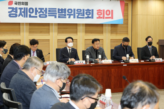 정진석(오른쪽 세번째) 국민의힘 비상대책위원장이 7일 서울 여의도 국회 의원회관에서 열린 당 경제안정특별위원회 임명장 수여식 겸 제1차 회의에서 발언하고 있다.<연합뉴스>